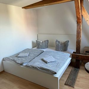 Großes Zimmer mit Kingsize-Bett